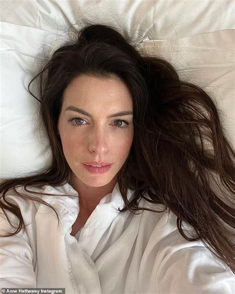 Anne Hathaway Displays Her Natural Beauty In Breathtaking Selfie Daily Mail Online