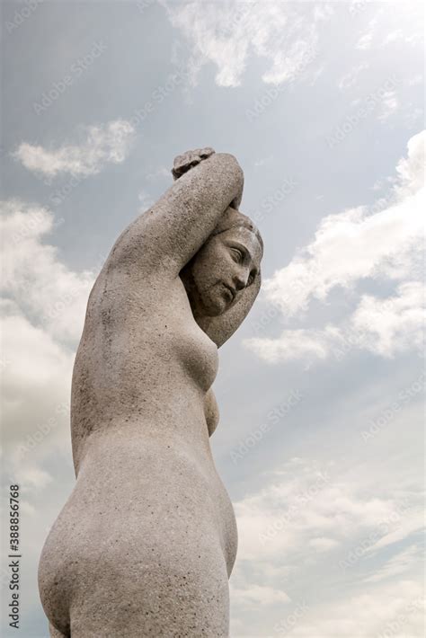 Fotografia Do Stock Statue Of Naked Female With Her Arms Over Her Head