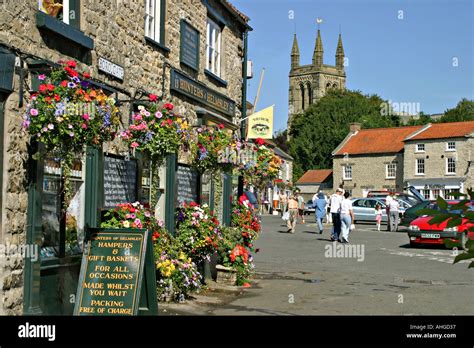 Helmsley North Yorkshire Uk The Square And Shops Stock Photo Alamy