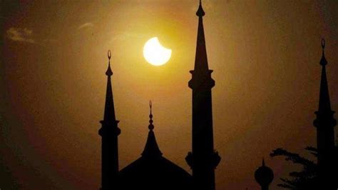 Solat sunat kusuf (solat gerhana matahari) tidak perlu 'iqamah' tapi cukup sekadar ucapan (الصِّلاَةُ جَامِعَةً ) solat sunat kusuf (solat gerhana matahari) ini boleh dilakukan dengan 4 cara atau empat kaedah dan dalam solat ini bacaan. Tata Cara dan Niat Shalat Gerhana Matahari atau Kusuf ...