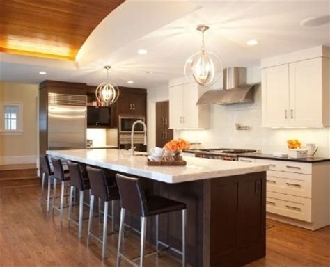With so many styles and shades of dark kitchen cabinets to choose from, it can be confusing knowing what to go for. Kitchen: dark cabinets, white island?