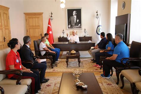 Muğla büyükşehir belediye başkanı osman gürün, başkonsolos zerec ve bodrum tanıtım vakfı genel. Başarılı sporculardan Başkan Gürün'e ziyaret | Muğla Haber ...