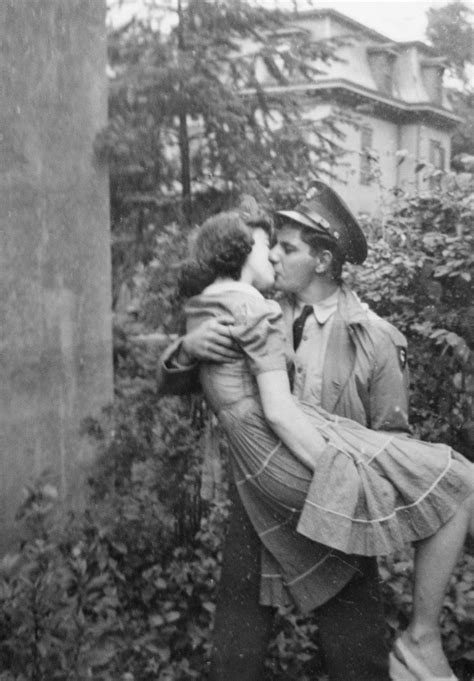 62 Historic Photos Of Love During Wartime Bored Panda