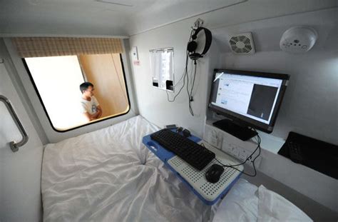 Anda juga bisa memesan shuttle bandara sebelumnya untuk kenyamanan anda dengan biaya tambahan sebesar 30 myr. A capsule hotel has opened in Kunming, capital of southwest China's Yunnan Province. The 50 ...