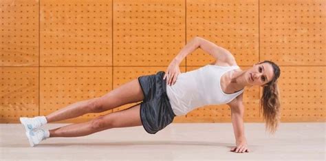 How To Do A Side Plank With Proper Form Common Mistakes To Avoid