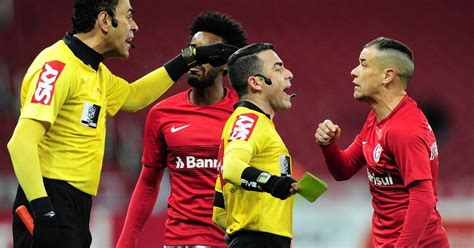 O clube carioca, que tenta impugnar a partida após a. Lambança no Beira-Rio em 2017 não foi culpa do árbitro de ...