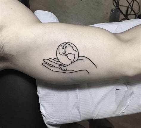 When planning simplistic tattoos, think about whether you want your design in black and white, color, as an outline, or even a silhouette. Pin en TA2s