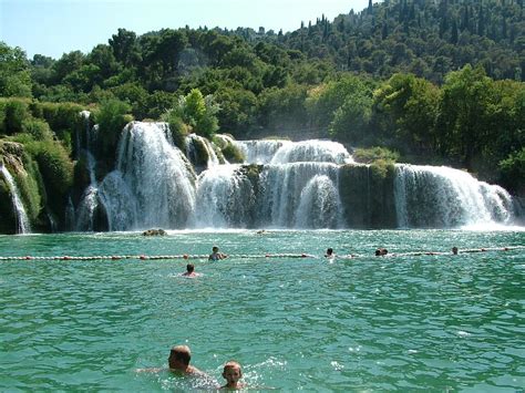 Sie schlängelt sich durch eindrucksvolle schluchten und saftig grüne hänge ins tal. Ausflüg Nationalpark Krka - Ausflüge Pag - Touristische ...
