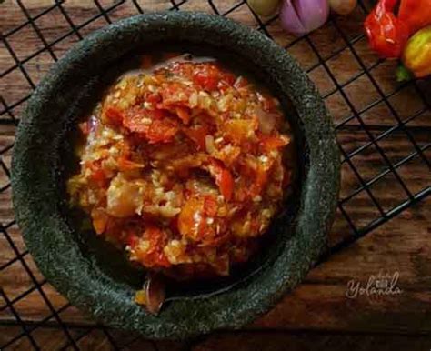 Dalam sepiring nasi bali uluwatu terdapat nasi putih, lawar ayam, sate pentul atau lilit, urap, kering teri kacang, telur pindang dan sambal matah. Resep Nasi Goreng Enak Ala Restoran - Liga MX 7