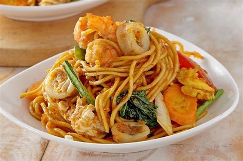 Para sahabat memasak sekalian tidak perlu ragu untuk mencoba resep mi goreng enak ini. Resep membuat Mie Goreng Seafood ini sukses bikin kita ...