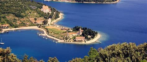 La cucina delle zone mediterranee è influenzata da quella italiana, mentre quella delle regioni orientali mantiene analogie con quelle. Croazia: Vis e Komiza, viaggio low cost cosa vedere e le ...