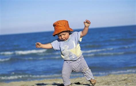 孩子走路六种异常行为姿势 怎么预防宝宝八字脚 八宝网