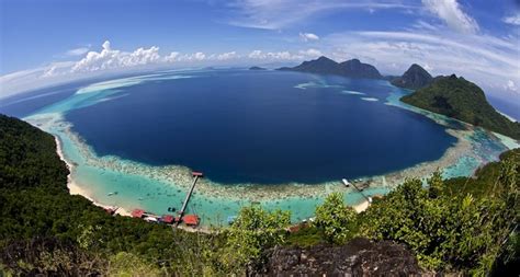 The following snorkeling and diving day trips depart from semporna and include transportation, packed lunch and equipment rental. Pulau Bohey Dulang, Semporna, Sabah - LIBUR