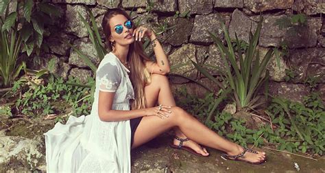 Her birthday, what she did before fame, her family life, fun trivia facts, popularity her mother is brazilian model luiza brunet. Yasmin Brunet - Pés famosos