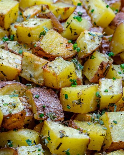 These Crispy Garlic Herb Roasted Potatoes Make A Delicious Side Dish