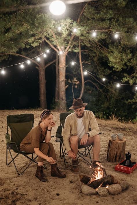 有关一對 一起 休閒 假期 垂直拍摄 娛樂 幸福 愛 感情 戶外 火堆 營火 花时间 關係 關係親密 露營 露营地的免费素材图片