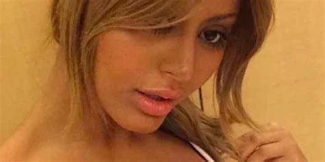 Zahia Dehar à la première dUne fille facile elle opte pour une robe