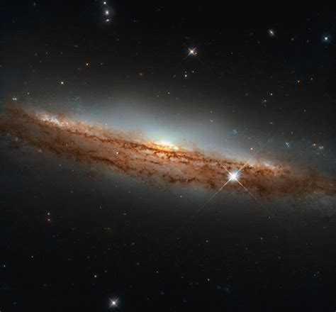 Hubble Snaps Spiral Galaxys Profile From Hydra Constellation 80