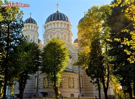 Non è permesso nemmeno seppellire i morti. Chiesa ortodossa nel centro di Riga la capitale ... | Foto Riga