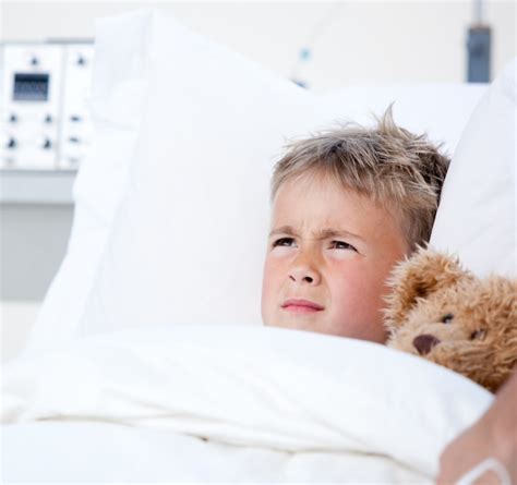 Niño Enfermo Acostado En Una Cama De Hospital Foto Premium