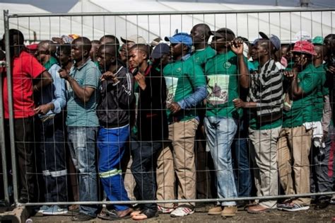 The leader of the national union of min eworkers, mr cyril ramaphosa, issued the warning at a memorial service. Afrique du Sud: l'industrie minière espère un changement ...