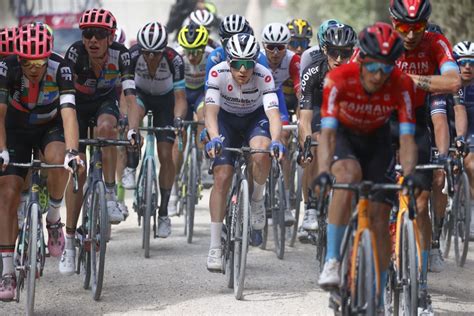 Remco evenepoel placed seventh on his return to competition. Remco Evenepoel suffers and loses time on dirt roads of ...