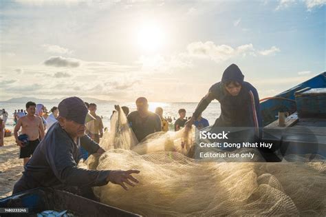 Nelayan Menebarkan Jala Saat Matahari Terbit Atau Terbenam Nelayan