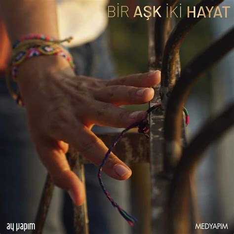 Genç bir adam olan umut, bir akşam planı için iki seçenek arasında seçim yapmak zorunda kalır. Bir aşk iki hayat (Ali Bilgin, 2019) | Hayat, Ikiz, Aşk