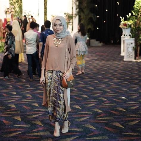 Guna dijadikan sebagai bahan pertimbangan buat. 8 Padu-padan Kain dan Atasan Ini Adalah Bukti Baju ...