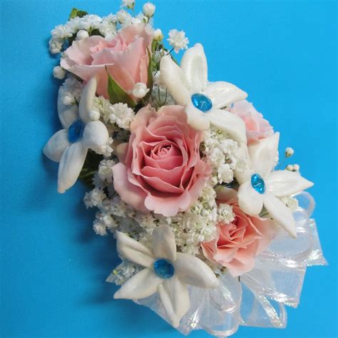 Traditionally, corsages were given to the expecting mother and any women along her maternal line of heritage like her mother and grandmother if possible. baby-shower-corsage-with-real-flowers-2 | Baby shower ...