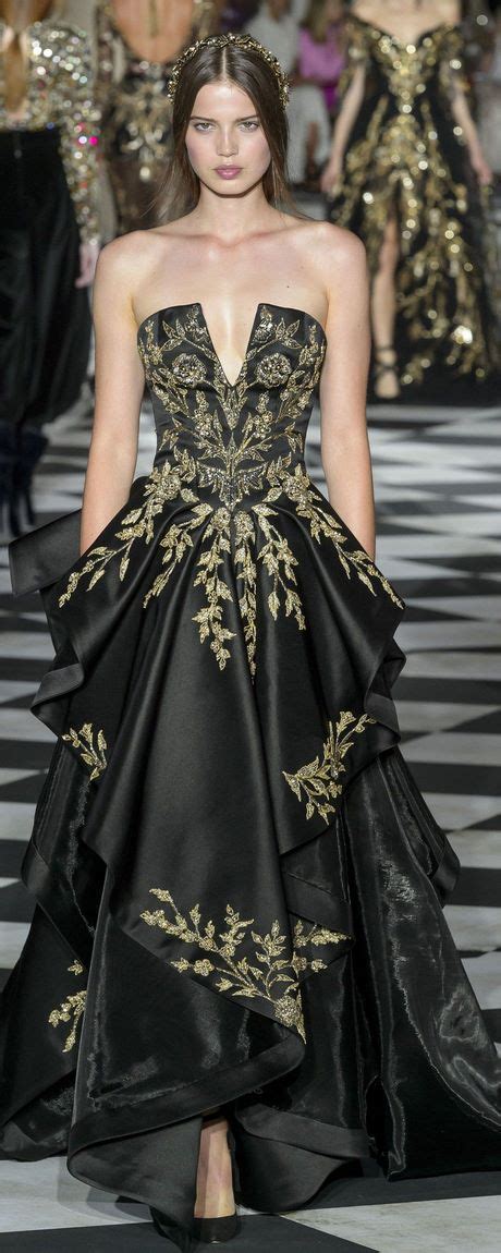 Dior presenta la sua prima collezione di haute couture. Abiti da sera alta moda 2019