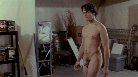 Jonathan Groff completamente desnudo enseña el pene en Twelve Thirty