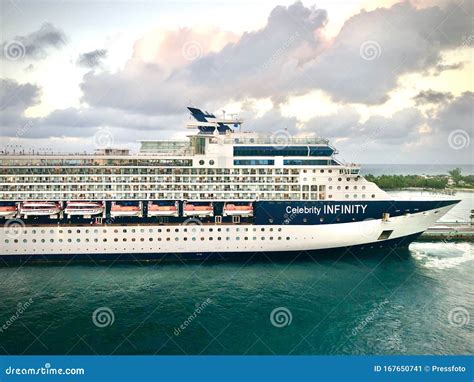 Celebridade Navio De Cruzeiro Infinity Foto Editorial Imagem De