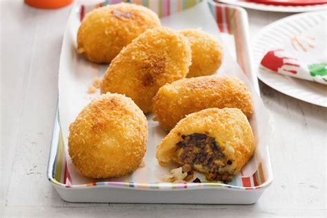 For a quick and easy meal that is also tasty with a satisfying crunch, try this recipe for fresh salmon croquettes. croquette recipe