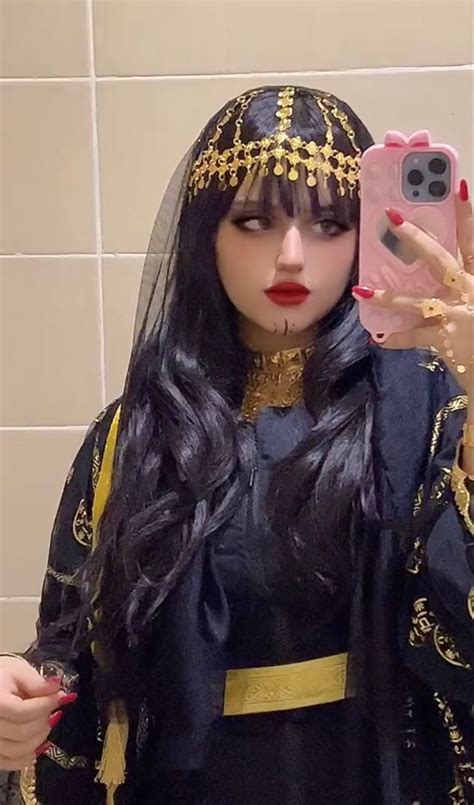 Saudi Girl In Saudi Arabian Traditional Attire In