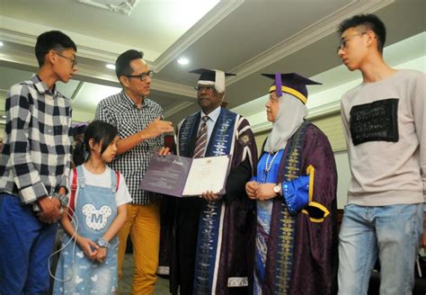 Makin ramai pelajar malaysia belajar ijazah sarjana muda di uin suska, riau. USM News Portal - SUAMI SEBAK TERIMA IJAZAH SARJANA ...
