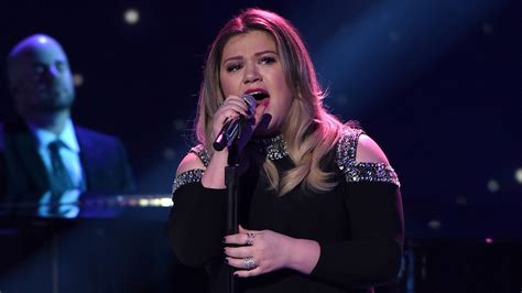 kelly clarkson dishes on her emotional ‘american idol night american idol kelly clarkson