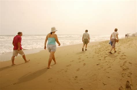 Gente Caminando En La Playa People Walking On The Beach A Photo On