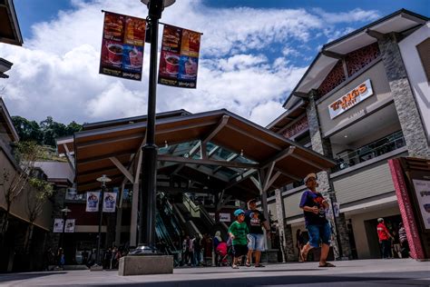 Genting highlands premium outlets opened on 15th this month and it was crowded. Genting Highlands Premium Outlets (GHPO) - The Malaysian ...