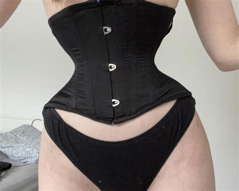 Mom Of With 18 Inch Waist Says She Wears Her Corset 23 Hours A Day