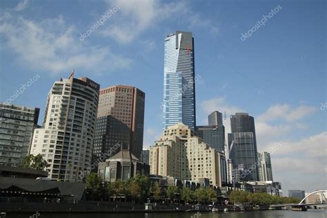 The lower stretches of the river are where the city of melbourne was established in 1835 and today greater. Skyline de Melbourne et panorama de la rivière Yarra ...