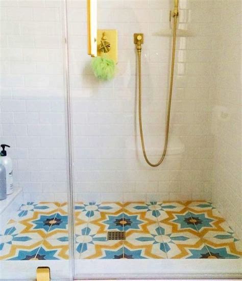 Pilih keramik yang tekstur permukaannya yang cenderung lebih kasar agar nantinya tidak mudah licin ketika tergenangi air. Model Motif Keramik Lantai Kamar Mandi Minimalis | Keramik ...