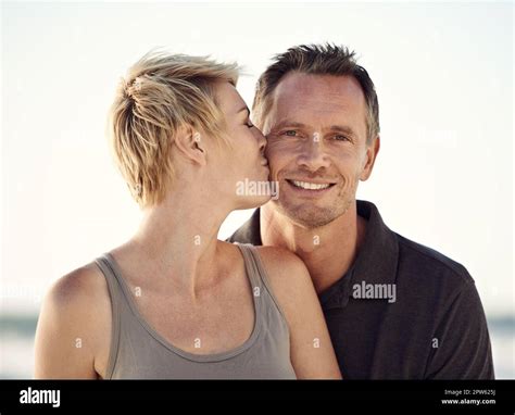 Aimer Mon Homme Un Couple Mature Qui Profite Dune Journée à La Plage Photo Stock Alamy