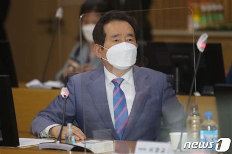 정세균 전 국무총리가 국민의힘 당대표 경선과 관련 우리나라에는 장유유서(長幼有序) 문화가 있다고 발언한 것을 두고 여권에서도 비판의. 71세 정세균, 36세 이준석에 "장유유서"…與도 '꼰대정당' 우려 ...