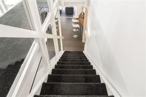 Übrigens, wenn es eine mietwohnung ist, gehört der teppichboden zur wohnung? Teppich auf einer Treppe verlegen - Schritt für Schritt ...
