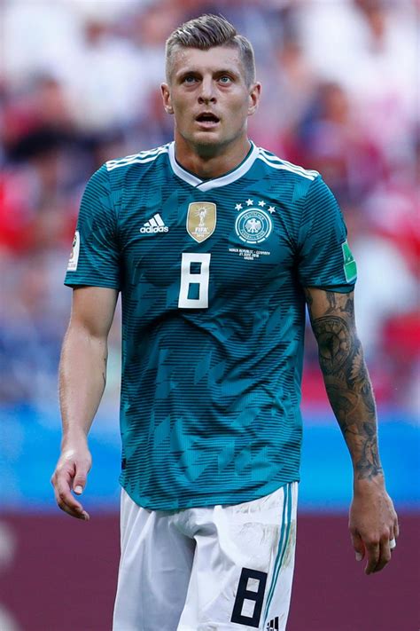 There are only a few iconic football stars being constantly admired across the globe for their art of handling a ball and controlling a game, winning basically all the relevant titles. Toni Kroos Hochzeit : Hoher Darsberg Hier Heiratet Heute Weltmeister Toni Kroos Nachrichten ...