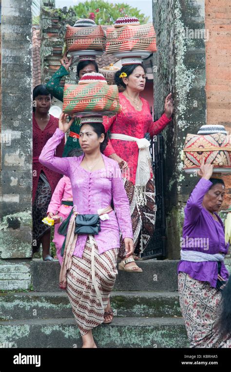 Balinesische Frauen Lager Angebote Treten Sie Durch Das Tor Der Einen Hinduistischen Tempel In