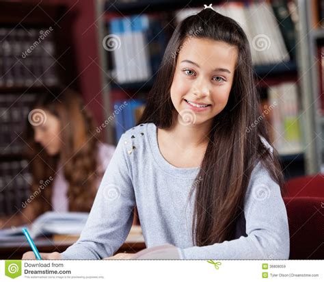 有女同学的美丽的十几岁的女孩 库存图片 图片 包括有 朋友 阿卡迪亚 图书馆 头发 友谊 男性 36808059