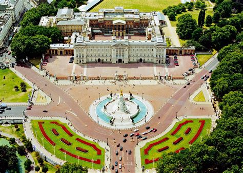 However, it's worldwide known not only for this fact. Jumbo Puzzle 1000Teile Buckingham Palace - toyspiel