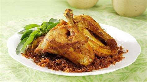 Rebus ayam bersama daun salam dan sebatang serai sampai matang. Resep Olahan Ayam: Ayam Suwir Pedas hingga Ayam Goreng ...